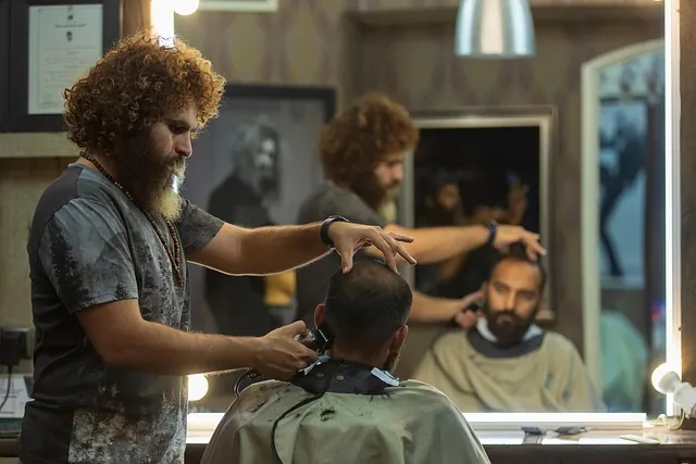 Barbero atendiendo a un cliente frente al espejo