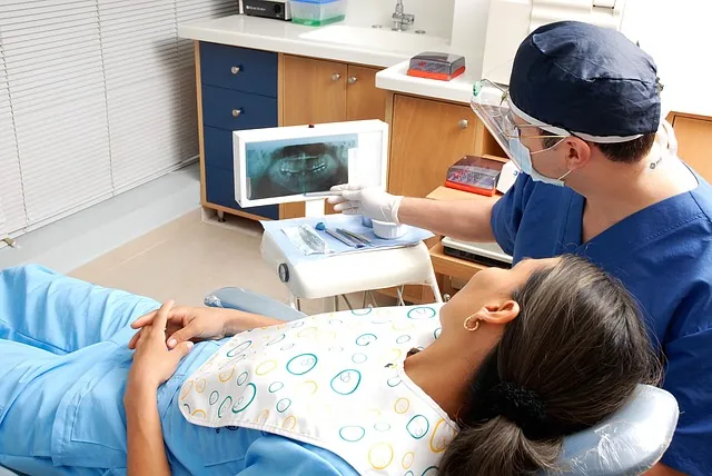 Dentista atendiendo a una paciente