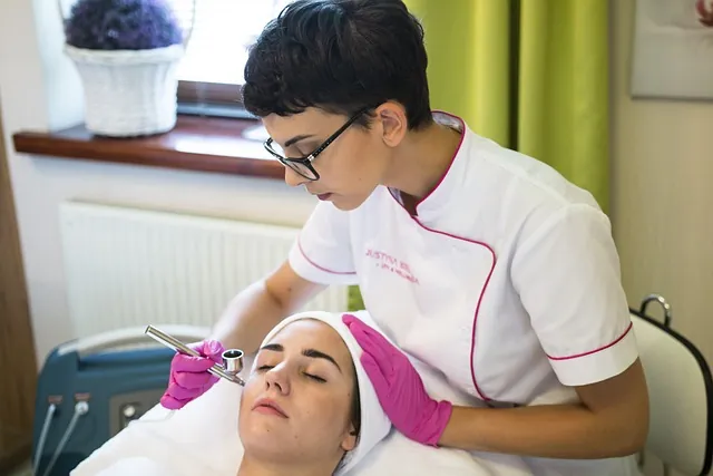 Esteticista durante un tratamiento facial