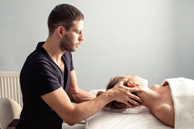 Fisioterapeuta con un paciente en camilla