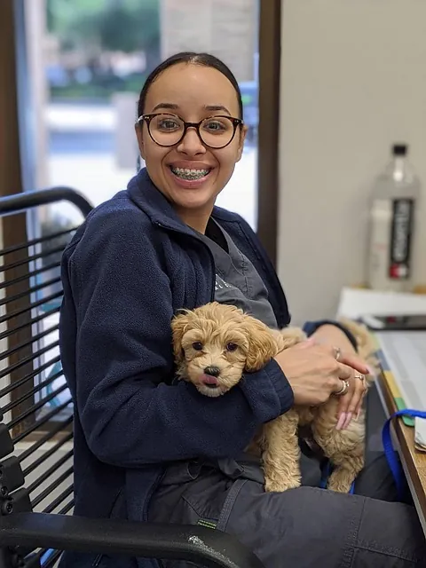 Veterinaria con un cachorro en brazos
